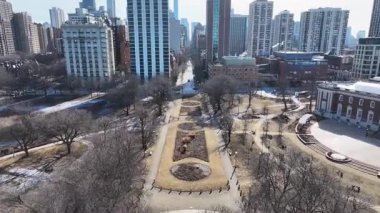 Illinois, Chicago 'daki Lincoln Anıt Bahçeleri. Şehir merkezinde. Eğlence Parkı Peyzajı. Illinois 'deki Lincoln Anıt Bahçeleri. Metropolitan Bölgesi. Kış Manzarası.