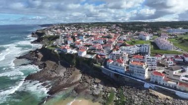 Lizbon 'un Sintra bölgesindeki Macas Plajı. Sahil Skyline. Doğa manzarası. Yaz Gezisi. Lizbon 'un Sintra bölgesindeki Macas Plajı. Tropikal Manzara.