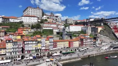 Porto, Portekiz 'in Ribeira Rıhtımı. Sahil Kenti Peyzajı. Kültür Mirası. Eski Şehir Manzarası. Porto, Portekiz 'deki Ribeira Rıhtımı. Turizm Tarihi Yer.