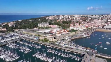 Cascais Skyline Lizbon 'un Cascais bölgesinde. Plaj manzarası. Turizm Tarihi Yer. Şehir manzarası sahnesi. Cascais Skyline Lizbon 'un Cascais bölgesinde..