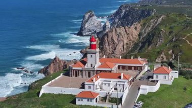 Portekiz 'in Lizbon bölgesindeki Sintra' da Roca Burnu. Plaj manzarası. Doğa Deniz Burnu. Seyahat güzergahı. Portekiz 'in Lizbon bölgesindeki Sintra' da Roca Burnu. Deniz Feneri.