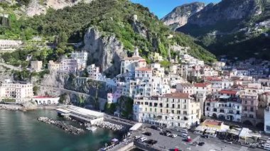 İtalya Salerno 'daki Amalfi Sahili' nde. Plaj manzarası. Dev Uçurumlar Sahnesi. Salerno İtalya 'daki Amalfi Sahili. Ortaçağ Şehir Skyline 'ı. Salerno Körfezi Akdeniz. Akdeniz silüeti.