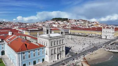 Lizbon, Portekiz 'in Lizbon semtinde Lizbon Skyline. Comercio Meydanı Sahnesi. Augusta Sokağı Şehir Manzarası. Lizbon Skyline Portekiz 'de. Tarihi Şehir Manzarası. Turizm Tarihi Yer.