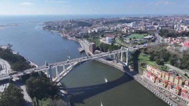 Portekiz 'in Porto bölgesindeki Arrabida Köprüsü. Coastal Yolu. Highway Yolu Peyzajı. Şehir merkezindeki şehir manzarası. Portekiz 'deki Arrabida Köprüsü. Portekiz Skyline 'ı. Seyahat Alanı.