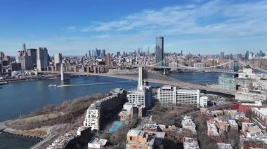 New York 'un merkezinde, New York' ta, Manhattan 'da. Highrise Binaları Sahnesi. Brooklyn Köprüsü Peyzajı. New York 'un merkezinde, New York' ta. Trafik Arkaplanı.
