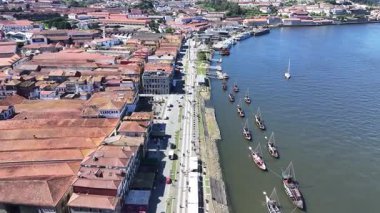 Porto Bölgesi Portekiz 'deki Gaia Rıhtımı. Sahil Kenti Peyzajı. Kültür Mirası. Eski Şehir Manzarası. Gaia Rıhtımı Portekiz 'de. Turizm Tarihi Yer.