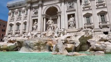 Lazio İtalya 'daki Trevi Çeşmesi. Ortaçağ Heykel Sahnesi. Güzel Çeşme. Lazio İtalya 'daki Trevi Çeşmesi. Trevi Meydanı Skyline. Şehir merkezindeki şehir manzarası. Roma Skyline.