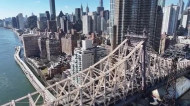 New York 'ta Manhattan' daki Queensboro Köprüsü. Freeway Yolu Sahnesi. Güzel şehir manzarası. New York 'taki Queensboro Köprüsü. Yüksek Binalar Manzarası.