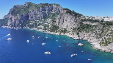 İtalya, Campania 'daki Napoli' deki Capri Adası. Coastal City. Rıhtım manzarası. İtalya, Campania 'daki Napoli' deki Capri Adası. Plaj manzarası. Ortaçağ Binaları. Capri Skyline