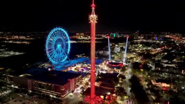 Florida 'daki Orlando' da dönme dolap. Renkli Eğlence Parkı. Aydınlanmış Şehir. Gece Hayatı Manzarası. Florida 'da Orlando' da Dönme Dolap.