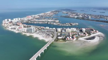 Clearwater Beach Skyline, Florida 'da, Clearwater' da. Plaj manzarası. Şehir merkezinde. Seyahat Manzarası. Clearwater Beach Skyline, Florida 'da, Clearwater' da. İnanılmaz Şehir Manzarası.