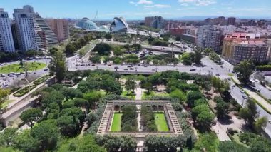 Valencia 'daki Turia Gardens Valence Community İspanya' da. Eğlence Parkı Sahnesi. Şehir merkezindeki şehir manzarası. Valence Community İspanya 'da Valencia. Kültür Mirası Skyline. Şehir Sahnesi.