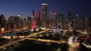 Chicago, Illinois, ABD 'de Sunset Skyline şehir merkezinde. Highrise Binaları Peyzajı. Renkli Günbatımı. Chicago Illinois Birleşik Devletleri 'nde. Çarpıcı şehir manzarası. Şehir Merkezi Manzarası.
