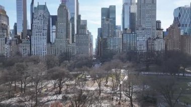 New York 'ta Manhattan' daki Central Park 'ta. Şehir merkezinde. Doğa Parkı Havacılık Manzarası. New York 'taki Central Park. Highrise Binaları Peyzajı. Çarpıcı New York Skyline.