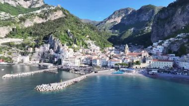 İtalya Salerno 'daki Amalfi Sahili' nde. Plaj manzarası. Dev Uçurumlar Sahnesi. Salerno İtalya 'daki Amalfi Sahili. Ortaçağ Şehir Skyline 'ı. Salerno Körfezi Akdeniz. Akdeniz silüeti.