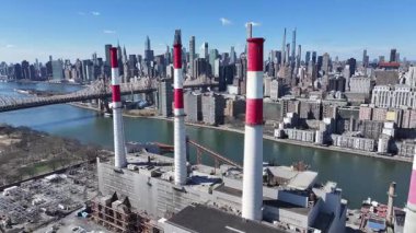 New York Skyline New York 'ta Manhattan' da. Highrise Binaları Peyzajı. Fabrika bacası. New York Skyline, New York Birleşik Devletleri. Şehir merkezinde..