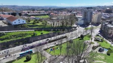 Porto Portekiz 'in Gaia bölgesindeki Morro Garden' da. Serra Do Pilar Manastırı. Eğlence Parkı Sahnesi. Tarihi Şehir Manzarası. Portekiz, Porto bölgesindeki Morro Garden 'da. Turizm Simgeleri.