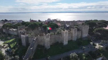 Lizbon, Portekiz 'deki Sao Jorge Şatosu. Ortaçağ Şato Sahnesi. Antik Şehir Manzarası. Portekiz, Lizbon 'daki Sao Jorge Kalesi. Tarihi Şehir Manzarası. Portekiz Skyline.