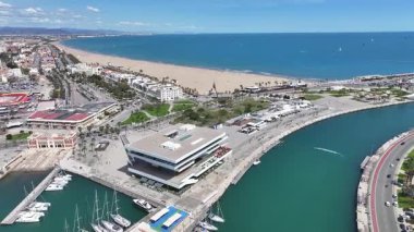 Valencia, Valenciana İspanya 'daki La Marina Otoparkı. Plaj manzarası. Liman Koyu Sahnesi. Şehir merkezinde. Valencia, Valenciana İspanya 'daki La Marina Otoparkı. İnanılmaz Şehir Manzarası.
