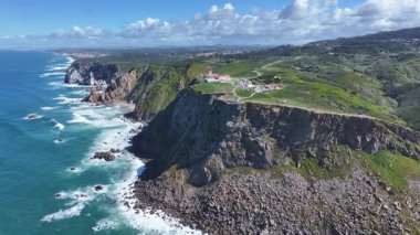Portekiz 'in Lizbon bölgesindeki Sintra' da Roca Burnu. Plaj manzarası. Doğa Deniz Burnu. Seyahat güzergahı. Portekiz 'in Lizbon bölgesindeki Sintra' da Roca Burnu. Turkuaz Su.