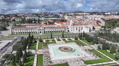 Lizbon 'daki Jeronimos Manastırı Portekiz Bölgesi. Ortaçağ Manastırı. Empire Square Sahnesi. Portekiz, Lizbon 'daki Jeronimos Manastırı. Discovery Coast 'da. Landmark Meydanı. Portekiz Skyline.