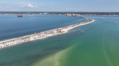 Florida 'daki Clearwater Köprüsü' nde. Plaj manzarası. Coastal Yolu. Rıhtım otoyolu. Florida 'daki Clearwater Köprüsü..