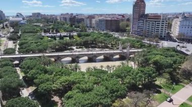 Valencia 'daki Turia Gardens Valence Community İspanya' da. Eğlence Parkı Sahnesi. Şehir merkezindeki şehir manzarası. Valence Community İspanya 'da Valencia. Kültür Mirası Skyline. Şehir Sahnesi.
