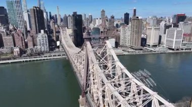 New York 'ta Manhattan' daki Queensboro Köprüsü. Freeway Yolu Sahnesi. Güzel şehir manzarası. New York 'taki Queensboro Köprüsü. Yüksek Binalar Manzarası.