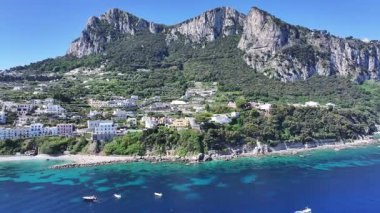 İtalya, Campania 'daki Napoli' deki Capri Adası. Coastal City. Rıhtım manzarası. İtalya, Campania 'daki Napoli' deki Capri Adası. Plaj manzarası. Ortaçağ Binaları. Capri Skyline.