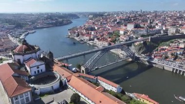 Porto Bölgesi Portekiz 'deki Porto Skyline' da. Sahil Binaları. Eski Şehir Manzarası. Şehir merkezindeki şehir manzarası. Portekiz 'de Porto Skyline. Portekiz Skyline 'ı. Seyahat Alanı.