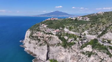 İtalya 'nın Campania kentindeki Napoli' deki Vesuvio Volkanı. Coastal City. Vezüv Dağı manzarası. Vezüv yanardağı Campania İtalya 'da. Plaj manzarası. Ortaçağ Binaları. Dev Uçurumlar Skyline.