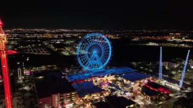 Florida 'daki Orlando' da dönme dolap. Aydınlatılmış Lunapark. Evrensel Orlando Sahnesi. Şehir Gecesi Sahnesi. Orlando Birleşik Devletleri. Florida 'da Orlando' da Dönme Dolap.
