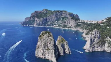 Faraglioni, Napoli, İtalya 'da Capri' de. Ada manzarası. Turizm Tarihi Yer. Faraglioni, Napoli, İtalya 'da Capri' de. Napoli Körfezi Skyline. Kültür Mirası Sahili. Cennet Capri Adası.