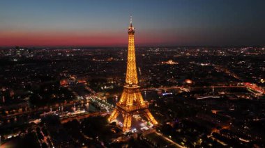 Fransa 'nın Paris Adası' ndaki Günbatımı Skyline Eyfel Kulesi. Şehir merkezindeki şehir manzarası. Günbatımı Skyline. Fransa 'nın Paris Adası' ndaki Eyfel Kulesi. Eyfel Kulesi. Turizm Tarihi Yer. Paris Skyline