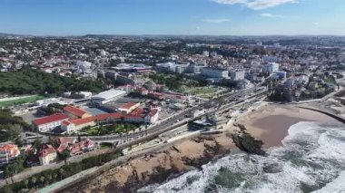Lizbon 'un Cascais bölgesindeki Estoril Sahili. Coastal City. Rıhtım manzarası. Plaj manzarası. Lizbon 'un Cascais bölgesindeki Estoril Sahili.
