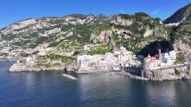 İtalya Salerno 'daki Amalfi Sahili' nde. Coastal City. Rıhtım manzarası. Salerno İtalya 'daki Amalfi Sahili. Plaj manzarası. Ortaçağ Binaları. Sahil Skyline. Cennet Manzarası.