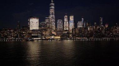 New York 'un New York şehir merkezinin Manhattan' daki gece manzarası. Gece Şehir Manzarası. Şehir merkezinde aydınlandı. New York 'un merkezinde, New York' ta. Empire State Binası.