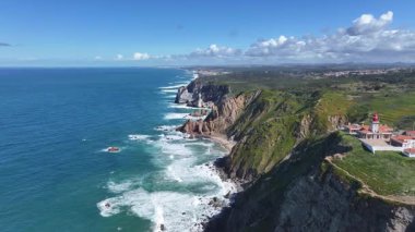 Portekiz 'in Lizbon bölgesindeki Sintra' da Roca Burnu. Plaj manzarası. Doğa Deniz Burnu. Seyahat güzergahı. Portekiz 'in Lizbon bölgesindeki Sintra' da Roca Burnu. Turkuaz Su.