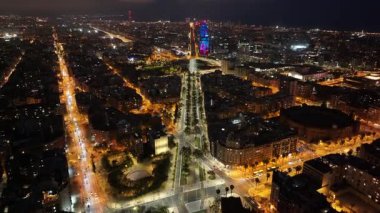 Barselona 'da Barcelona' nın Katalonya İspanya Topluluğu 'ndaki gece manzarası. Gece Şehir Manzarası. Şehir merkezinde aydınlandı. Barcelona Skyline Katalonya İspanya Topluluğu 'nda. Agbar Binası.
