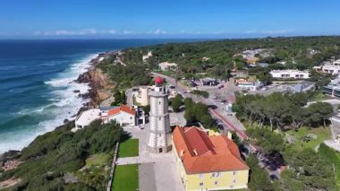 Lizbon 'un Cascais bölgesindeki Guia Deniz Feneri. Sahil Skyline. Deniz feneri manzarası. Yaz Gezisi. Lizbon 'un Cascais bölgesindeki Guia Deniz Feneri. Tropikal Manzara.