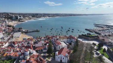 Cascais Skyline Lizbon 'un Cascais bölgesinde. Plaj manzarası. Turizm Tarihi Yer. Şehir manzarası hava manzarası. Cascais Skyline Lizbon 'un Cascais bölgesinde..