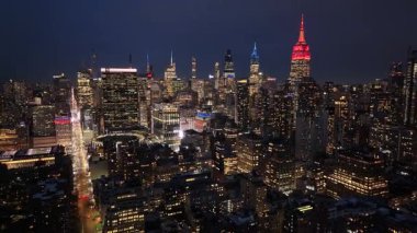 New York, New York Skyline 'ın New York' taki gece silueti. Gece Şehri Peyzajı. Finans Bölgesi. New York Skyline, New York Birleşik Devletleri. Yüksek Binalar Manzarası.