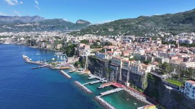 Sorrento Sahili, Napoli İtalya Sorrento. Coastal City. Rıhtım manzarası. Napoli İtalya 'daki Sorrento Plajı. Plaj manzarası. Ortaçağ Binaları. Sorrento Skyline. Amalfi Sahili.