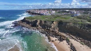 Lizbon 'un Sintra bölgesindeki büyük sahil. Plaj manzarası. Doğa Deniz Burnu. Seyahat güzergahı. Lizbon 'un Sintra bölgesindeki büyük sahil. Turkuaz Su.
