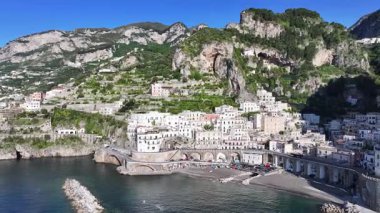 İtalya Salerno 'daki Amalfi Sahili' nde. Plaj manzarası. Turizm Tarihi Yer. Salerno İtalya 'daki Amalfi Sahili. Salerno Körfezi Skyline. Kıyı Kenti manzarası. Amalfi Sahili Skyline. Cennet Sahili.