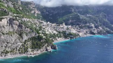 Salerno İtalya 'daki Positano' da Amalfi Sahili. Plaj manzarası. Dev Uçurumlar Sahnesi. Salerno İtalya 'daki Positano' da Amalfi Sahili. Ortaçağ Şehir Skyline 'ı. Salerno Körfezi Akdeniz. Sahil Skyline.