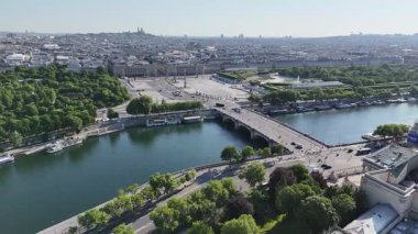 Fransa 'daki Paris' teki La Concorde Meydanı. Concorde Obelisk. Paris Şehri Peyzajı. Fransa 'nın Ile de France şehrinde, Paris' teki La Concorde Meydanı. Güzel Seine Nehri. Kültür Mirası.