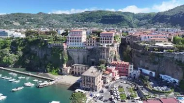 İtalya 'nın Napoli şehrinde Sorrento Skyline. Plaj manzarası. Turizm Tarihi Yer. İtalya 'nın Napoli şehrinde Sorrento Skyline. Tarihsel Şehir Manzarası. Salerno Körfezi Skyline. Akdeniz.