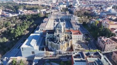 Madrid İspanya Topluluğunda Madrid Kraliyet Sarayı. Ortaçağ Binaları manzarası. Santa Maria Katedrali. Şehir merkezinde. İspanya 'daki Madrid Kraliyet Sarayı. Güzel Şehir Manzarası.