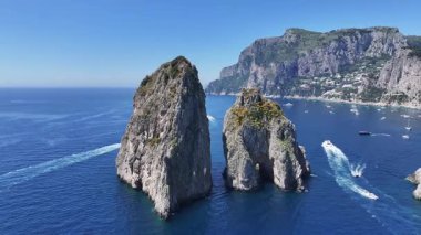 Faraglioni İtalya 'daki Capri' de Sallanıyor. Plaj manzarası. Turizm Tarihi Yer. Faraglioni İtalya 'daki Capri' de Sallanıyor. Napoli Körfezi Skyline. Jeolojik oluşum. Paradisiac Capri Adası.